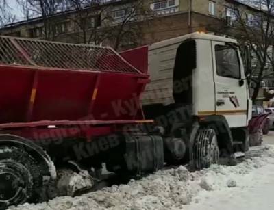 В Киеве снегоуборочная машина застряла посреди дороги, парализовав все движение: видео - politeka.net - Киев