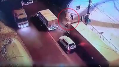 На видео пешехода переехал грузовик – очевидцам стало нехорошо от этого зрелища - usedcars.ru - Чебоксары - Мадагаскар