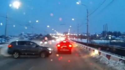 Видео, где «Скорая» принимает на себя удар, спасая жизни людей - usedcars.ru - Чебоксары