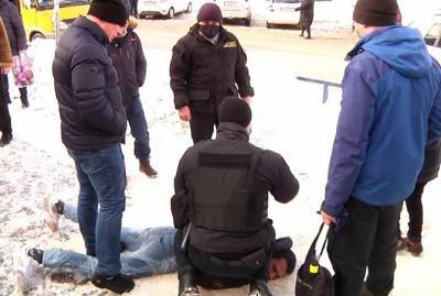 Жители Житомира поймали мужчину, нападавшего на прохожих с ножом - kp.ua - Житомир
