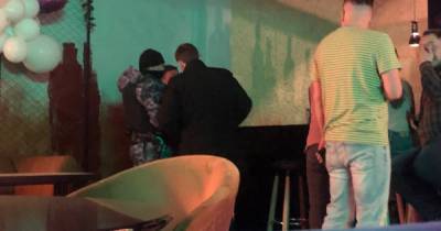 Посетителю ресторана оторвало пальцы гранатой в День влюбленных - ren.tv - Владивосток
