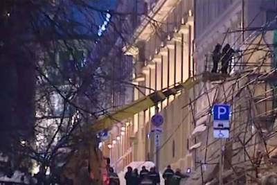 Движение в центре Москвы восстановили после обрушения строительных лесов - m24.ru - Москва