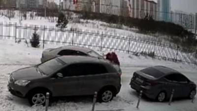 В Новосибирске водитель наехал на женщину с коляской из-за замечания - iz.ru - Израиль - Новосибирск