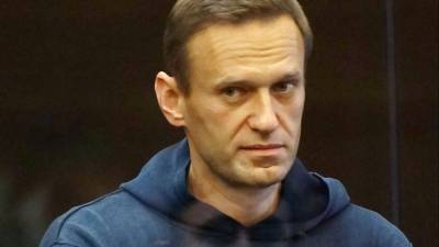 Алексей Навальный - Автозак прибыл в суд, где рассмотрят дело Навального о клевете на ветерана ВОВ - 5-tv.ru - Москва