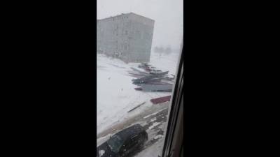 В Шахтерске крыша решила улететь, не дожидаясь установки - sakhalin.info - Шахтерск