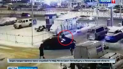 В Петербурге задержали мужчину, намеренно сбившего полицейского и прокатившего его на капоте - vesti.ru - Санкт-Петербург
