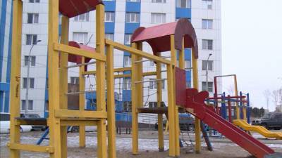 Опять травмы: в Хабаровске ребенок госпитализирован после катания на горке - vesti.ru - Хабаровск