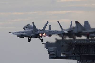 У следившего за российским Су-35 американского F/A-18E возникли проблемы - lenta.ru - Сирия