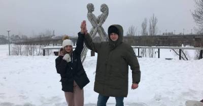 Вздулись вены и набухли руки: в скованных цепью влюбленных из Харькова начались проблемы со здоровьем - tsn.ua - Виктория