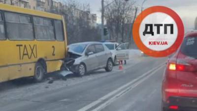 На Воздухофлотском проспекте в Киеве легковушка жестко влетела в маршрутку: видео - 24tv.ua - Киев