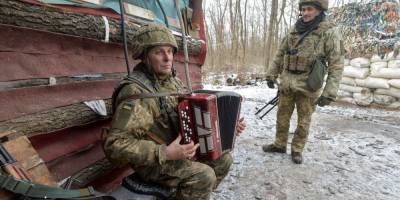 Леонид Кравчук - Александр Клименко - Громкая тишина. Украинский военный играет на аккордеоне возле линии разграничения на Донбассе — фото дня - nv.ua - Донбасс - Авдеевка - Донецкая обл.