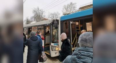 Толпа пассажиров в шоке: маршрутки бьются из-за дорог в центре Ярославля - progorod76.ru - Ярославль