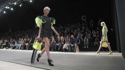 Mercedes-Benz Fashion Week Russia открывает прием заявок на гранты для дизайнеров - iz.ru - Москва