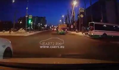 В Тюмени автобус двигался на красный свет и чуть не столкнулся с машиной Яндекс.GO - nashgorod.ru - Тюмень