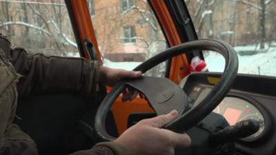 Последствия снегопада в Ленобласти устраняют 400 единиц техники - piter.tv - Ленинградская обл. - Санкт-Петербург