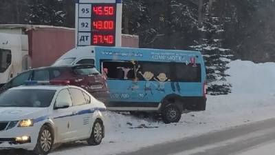 Серьезное ДТП с маршруткой в Твери попало на видео - vesti.ru - Тверь