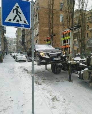 В Киеве родителей сделали виновными в эвакуации авто с детьми в салоне - news.bigmir.net - Киев