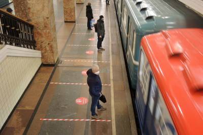 В московском метро мужчина метнул бутылку в поезд с пассажирами - mk.ru - Москва