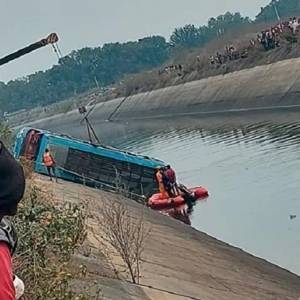 Нарендра Моди - В Индии пассажирский автобус упал в канал: погибли 40 человек. Фото - reporter-ua.com - Индия - India