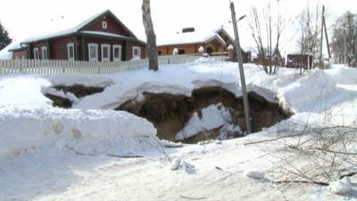 Карстовый провал в Нижегородской области начали засыпать. - riafan.ru - Нижегородская обл.