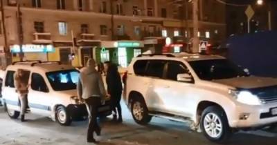 "Мажор на мамином крузаке": в центре Ровно парень посреди дороги побил таксиста и скрылся (видео) - tsn.ua