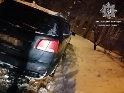 Хотел перепарковаться: во Львове пьяный водитель внедорожника без прав влетел в сугроб – фото - 24tv.ua - Львов