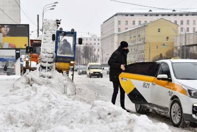 ФАС не получала жалоб на подорожание такси из-за снегопадов - m24.ru - Москва