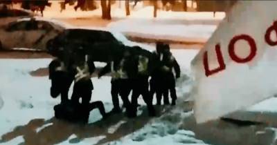 Протестующие ФОПы засняли драку якобы пьяных Нацгвардейцев (видео) - focus.ua - Киев