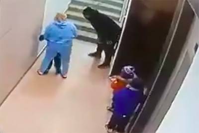 Мужчина избил маленького внука в подъезде одного из домов Новосибирска - m24.ru - Новосибирск