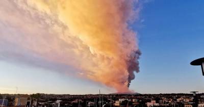 На Сицилии извергается вулкан Этна: зрелищные кадры (2 фото) - tsn.ua - Италия