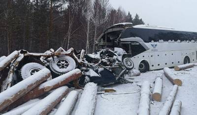 Пять человек погибли в аварии с автобусом и лесовозом под Иркутском - newizv.ru - Иркутская обл. - Иркутск - Братск