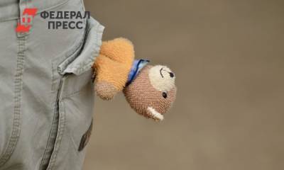В Новосибирске дедушка избил маленького внука на глазах других детей - fedpress.ru - Новосибирск - Омск
