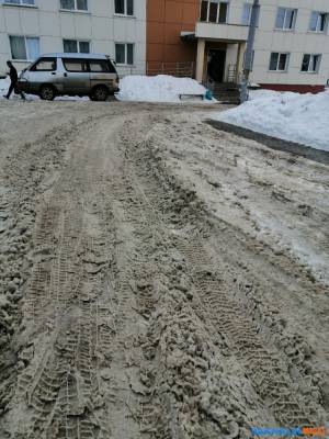 Долинская УК отказывается чистить двор на улице Севастьянова - sakhalin.info - Долинск