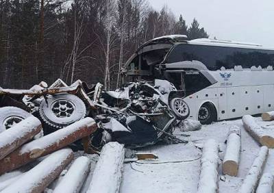 В массовом ДТП с лесовозом и автобусом в Иркутской области погибли пять человек - ya62.ru - Иркутская обл. - Тулун - Братск