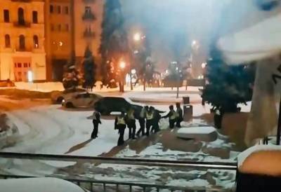 В центре Киева засняли драку людей в форме Нацгвардии (ВИДЕО) - lenta.ua - Киев