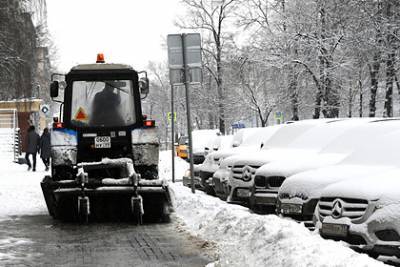 Антон Шапарин - Российских водителей призвали не оставлять надолго машины под снегом - lenta.ru