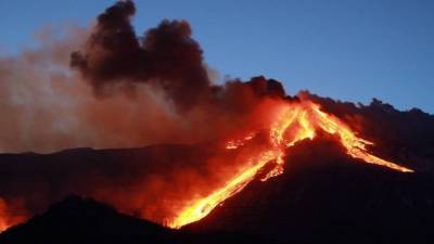 Потоки раскаленной лавы и взрывы: видео извержения вулкана Этна на Сицилии - 5-tv.ru - Италия