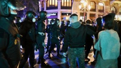 Разбивали витрины и жгли баки: Волна протестов прокатилась по Каталонии - 5-tv.ru - Испания