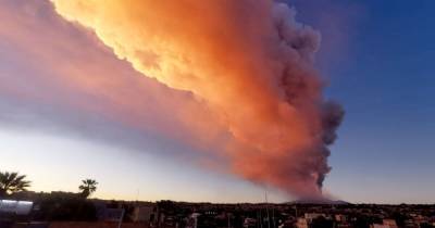 Как в аду: на Сицилии вновь началось извержение вулкана Этна - tsn.ua - Италия