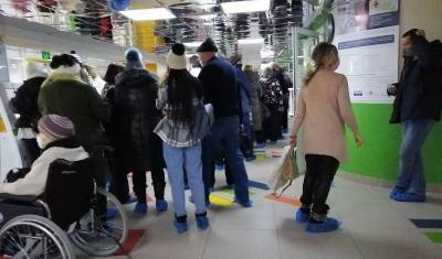 В Тюмени утром наблюдалась большая очередь в поликлинике № 17 - nashgorod.ru - Тюмень - Тюменская обл.