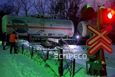 В Киеве поезд смял машину на переезде - kp.ua - Киев - район Дарницкий