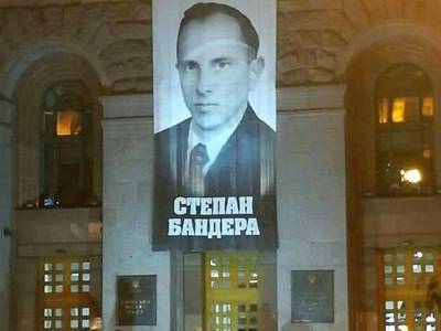 Владимир Зеленский - Виктор Ющенко - Степан Бандер - Львовский облсовет просит вернуть Бандере звание Героя Украины - rosbalt.ru - Львов - Донецк