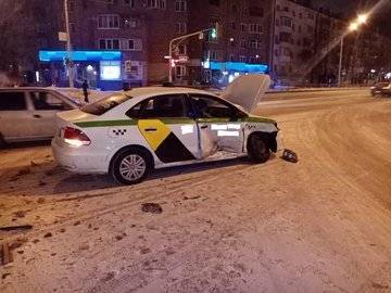 Volkswagen Polo - В Уфе ранним утром таксист попал в аварию на перекрёстке - ufacitynews.ru - Башкирия - Уфа