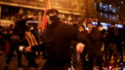 Пабло Асель - Разгромлены магазины и сожжены мусорные контейнеры: в Испании сторонники заключенного за восхваление терроризма рэпера устроили массовые беспорядки - ru.espreso.tv - Испания