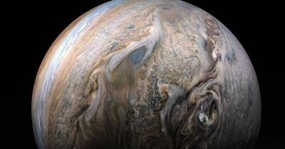В атмосфере Юпитера ученые зафиксировали взрыв пятитонного метеора (фото) - focus.ua