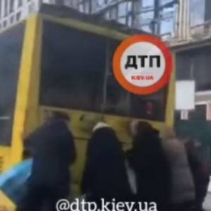 В Киеве пассажиры толкали застрявший троллейбус - reporter-ua.com - Киев - Столица