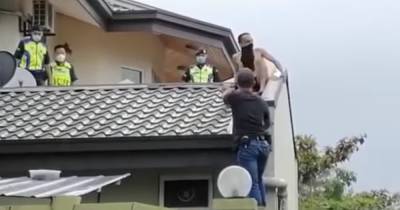 Полиции пришлось снимать с крыши незадачливого полуголого вора - ren.tv - Малайзия