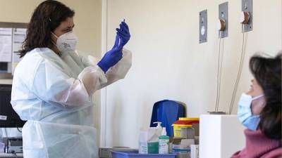 Жозеп Боррель - Около 5% населения ЕС получили первую дозу вакцины от коронавируса - iz.ru - Израиль - Ляйен