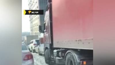 Ford Transit - В Новосибирске в результате цепной реакции столкнулись семь машин - vesti.ru - Новосибирск