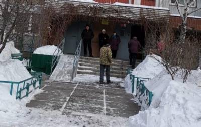 Второй случай за сутки: в Киеве с балкона многоэтажки выпала девочка - korrespondent.net - Украина - Киев